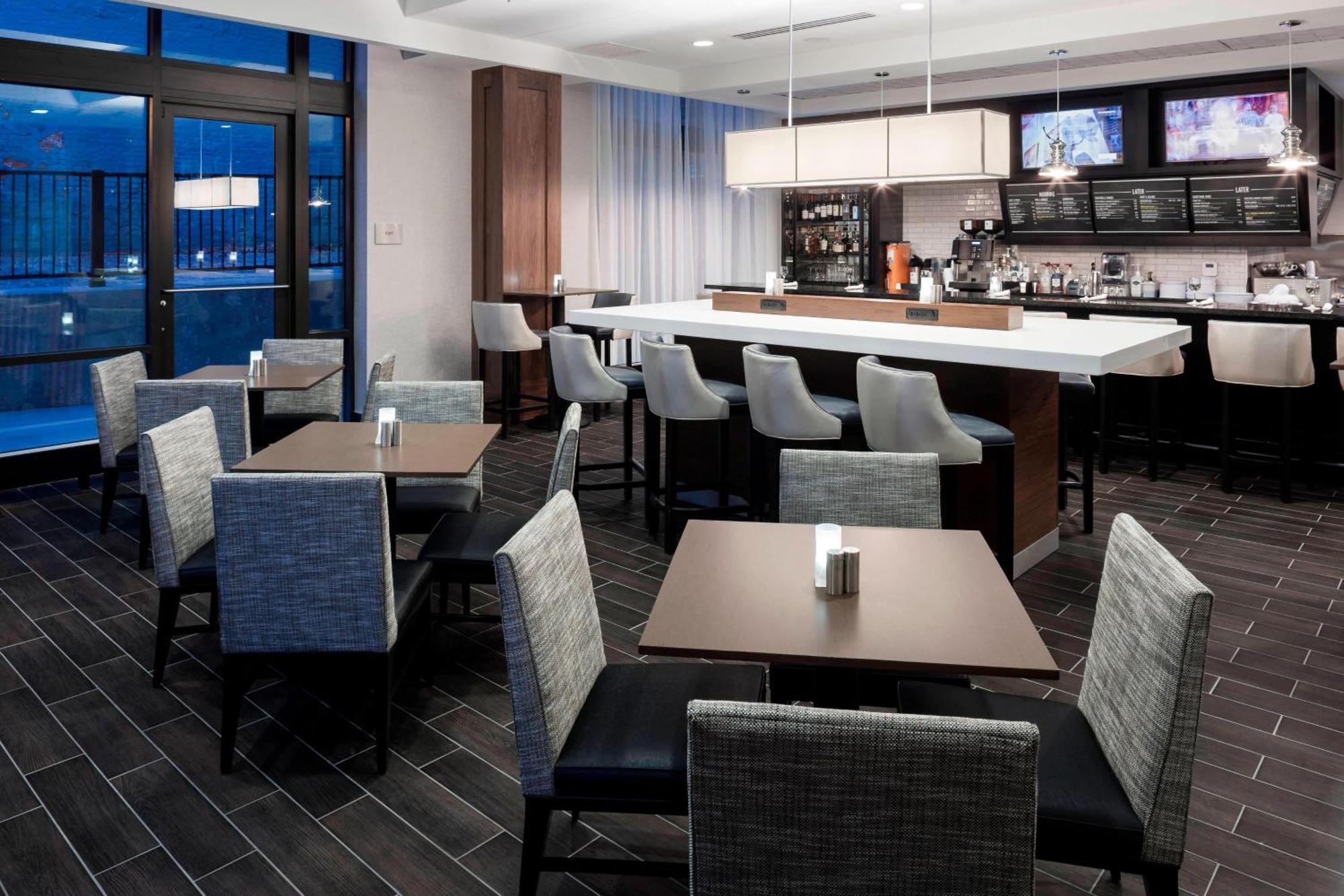 Отель Courtyard By Marriott Richmond Downtown Экстерьер фото
