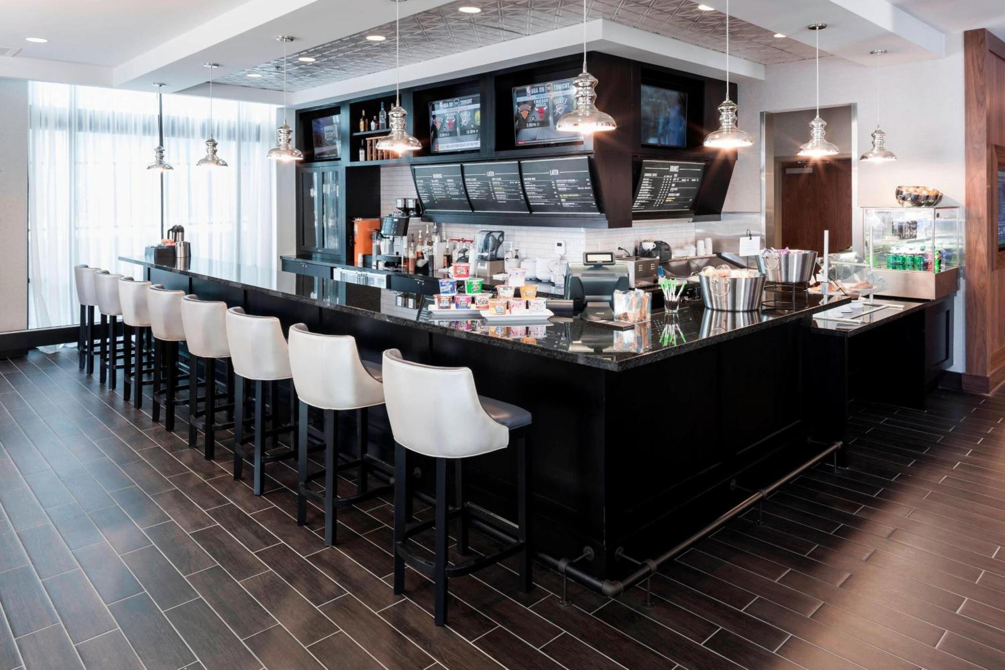 Отель Courtyard By Marriott Richmond Downtown Экстерьер фото