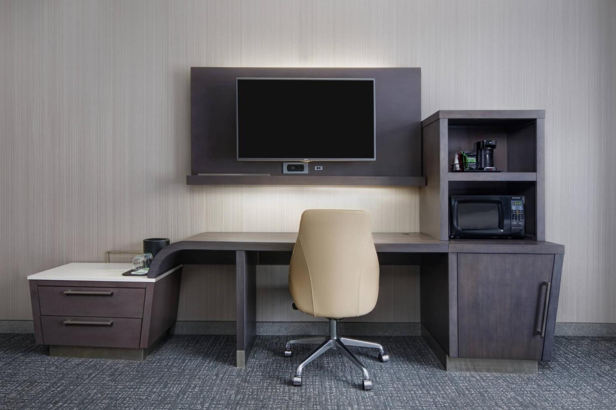 Отель Courtyard By Marriott Richmond Downtown Экстерьер фото