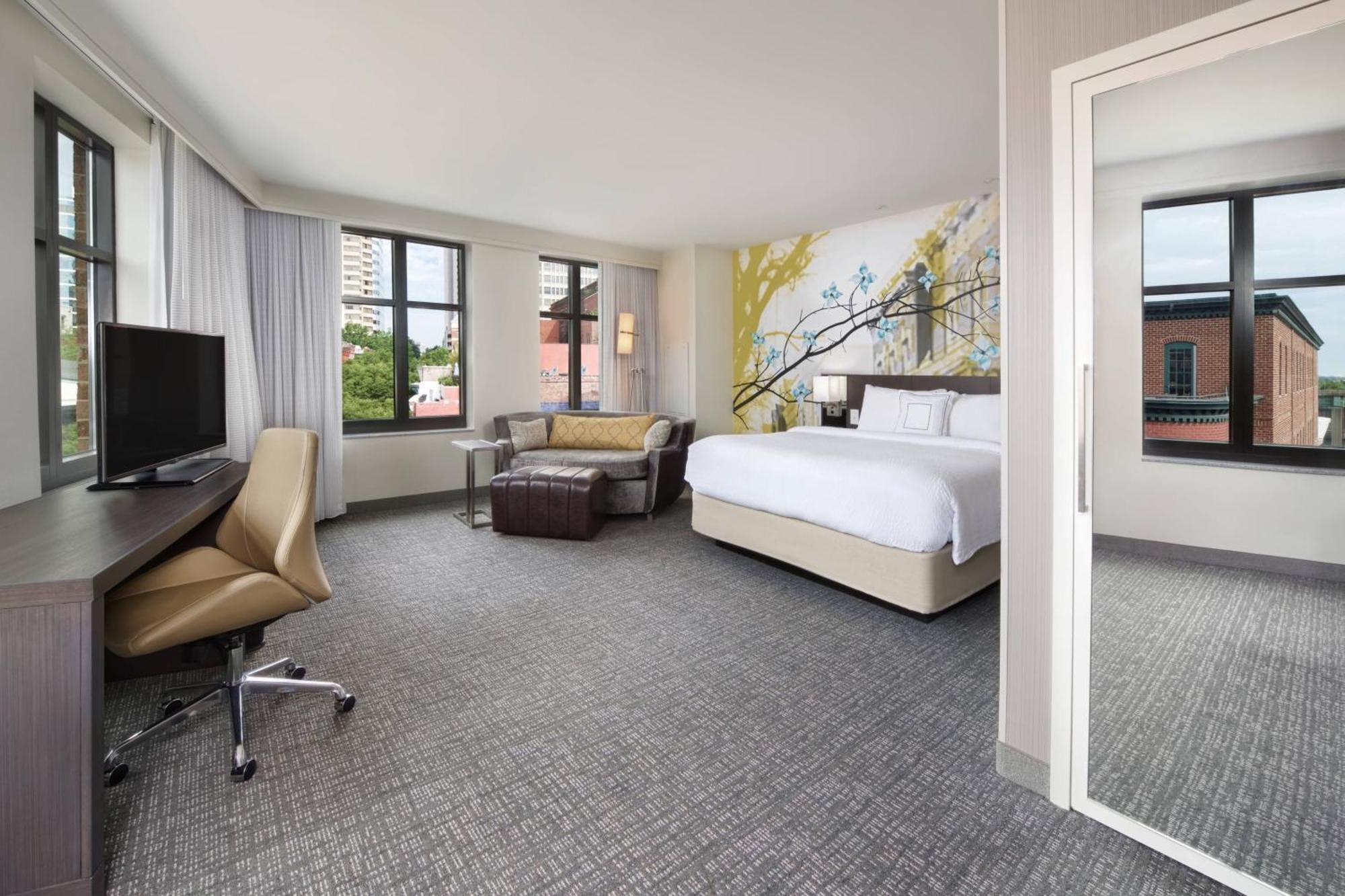 Отель Courtyard By Marriott Richmond Downtown Экстерьер фото
