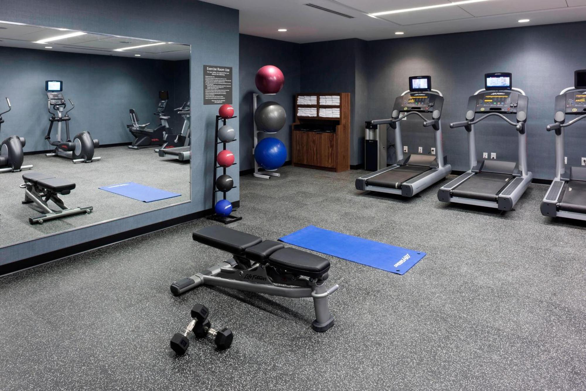 Отель Courtyard By Marriott Richmond Downtown Экстерьер фото