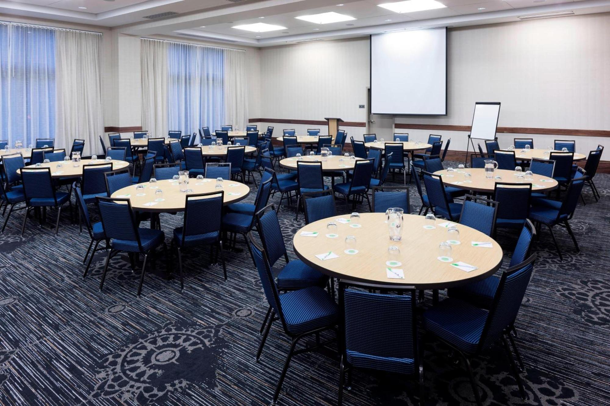 Отель Courtyard By Marriott Richmond Downtown Экстерьер фото
