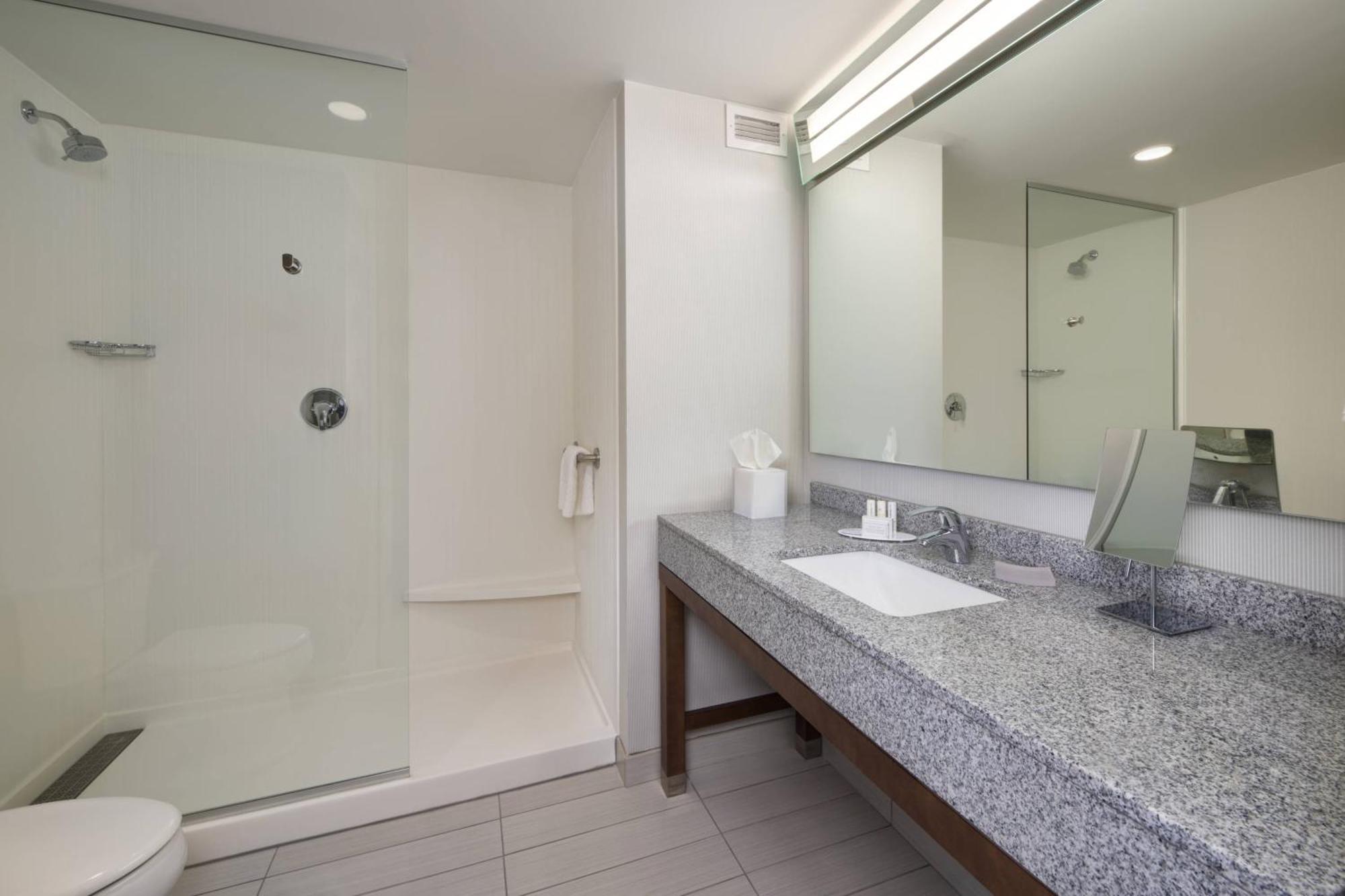 Отель Courtyard By Marriott Richmond Downtown Экстерьер фото