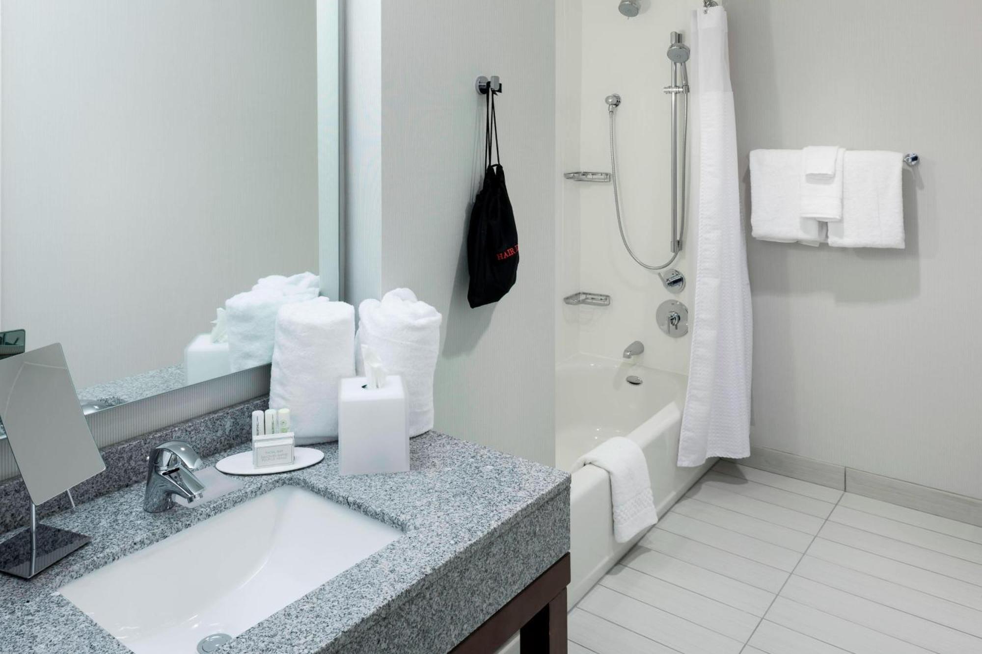 Отель Courtyard By Marriott Richmond Downtown Экстерьер фото