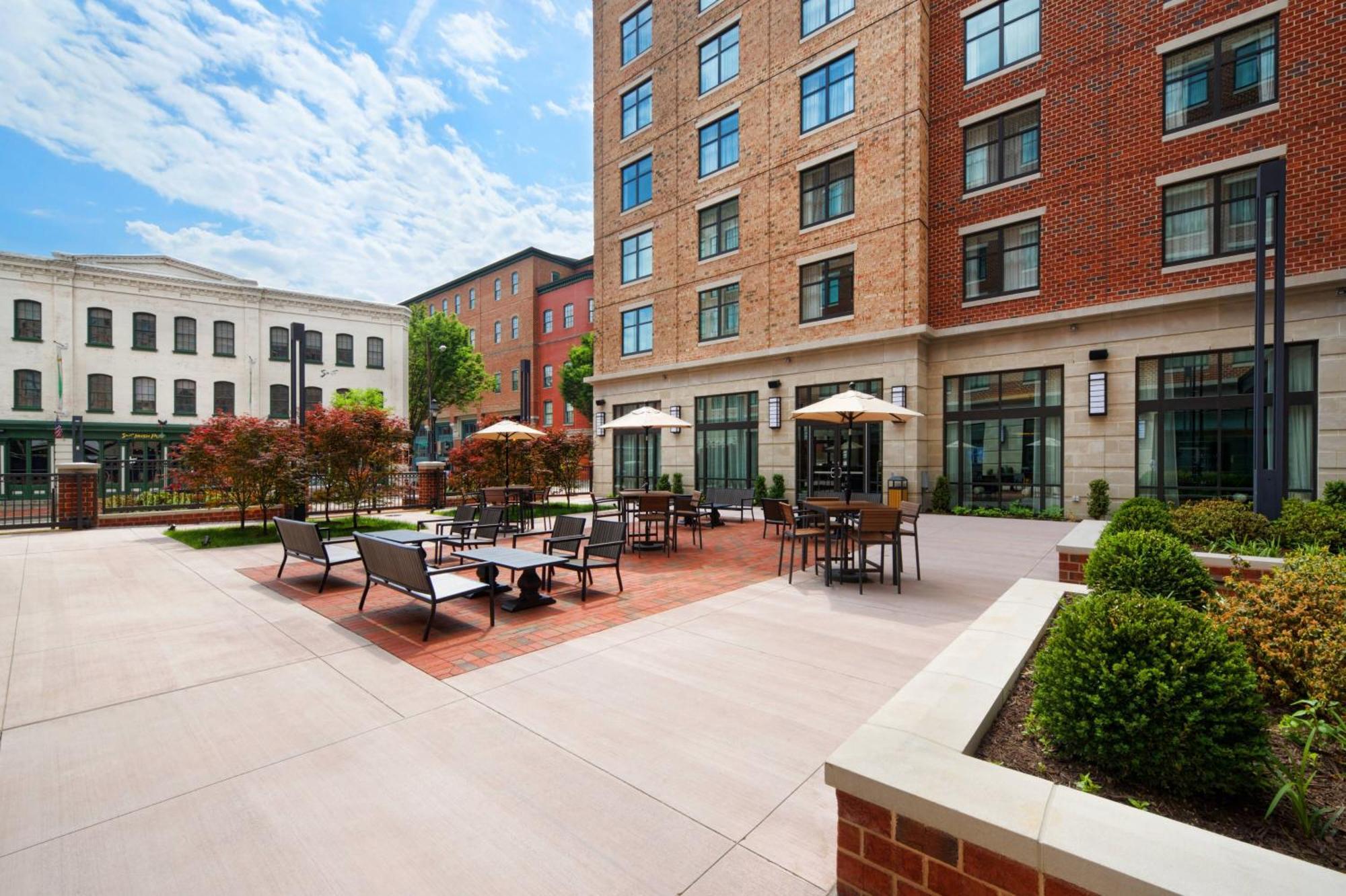 Отель Courtyard By Marriott Richmond Downtown Экстерьер фото